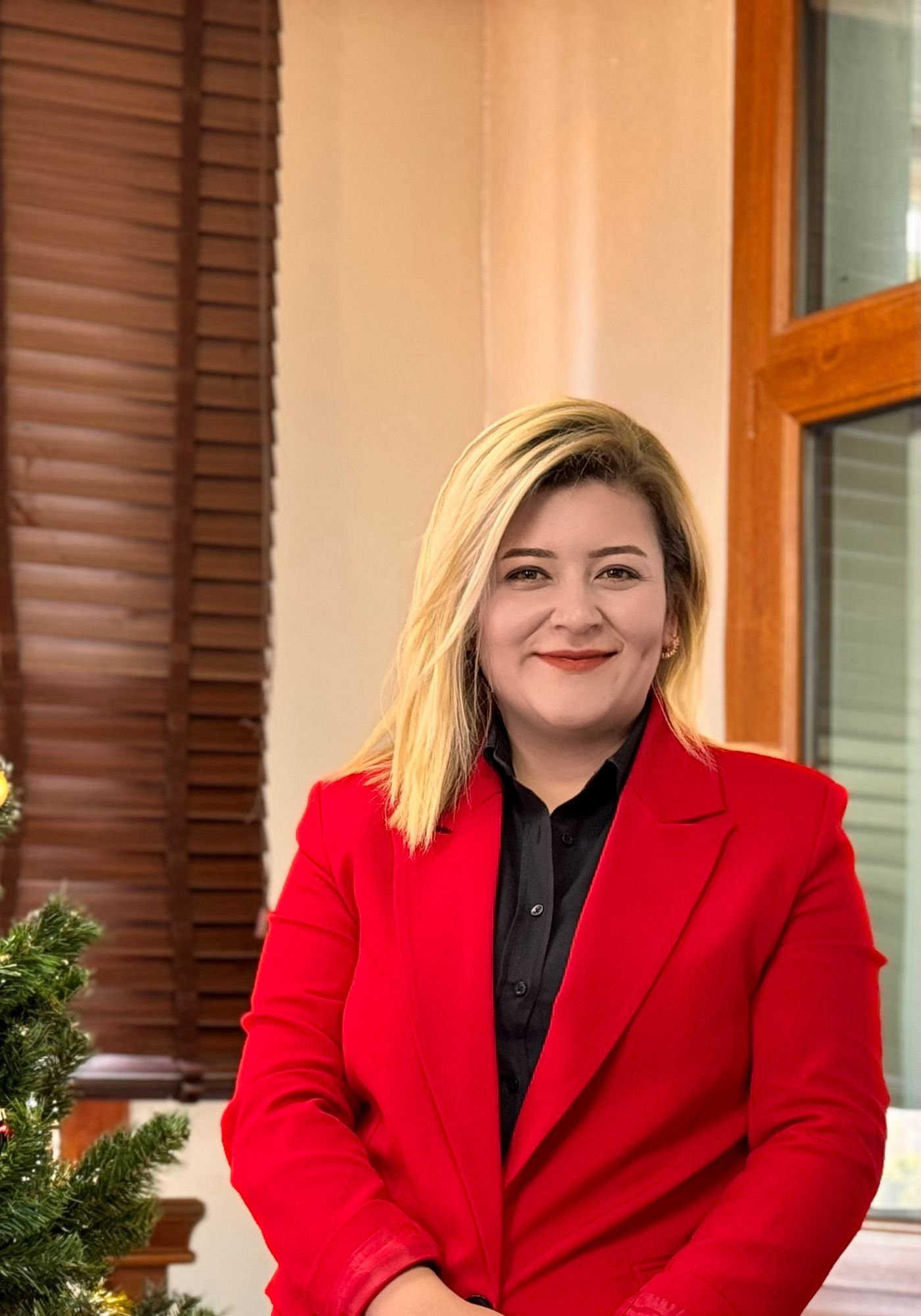 Avukat Akgül Sarıkaya Gülümsek